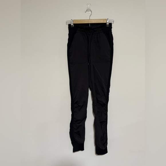 Lululemon Black Beyond the Studio Joggers Size 2 Athletic Dance Outdoor - Picture 1 of 9